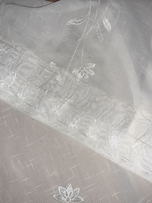 Conjunto de 2 cortinados brancos.