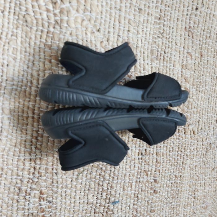 Sandałki Adidas w rozmiarze 20