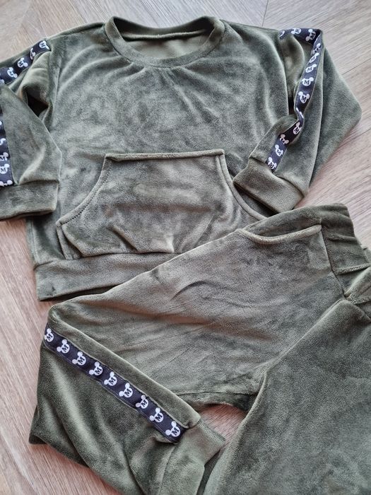 Welurowy ciepły dres 110/116 mickey khaki
