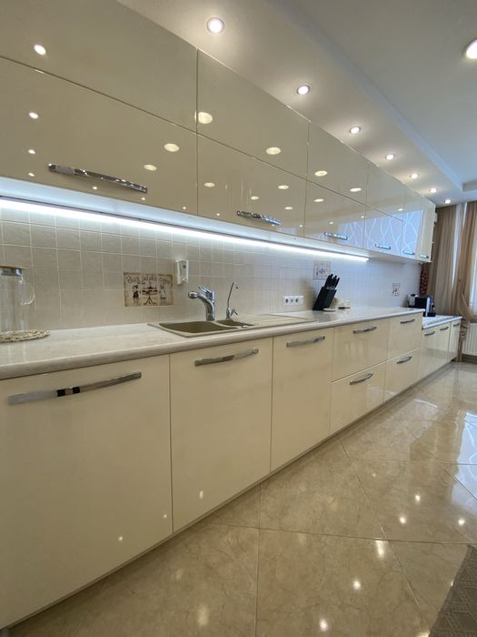 Продам 4  кімнатну квартиру бульвар Голосіївський 30-Б, м "Деміівська"