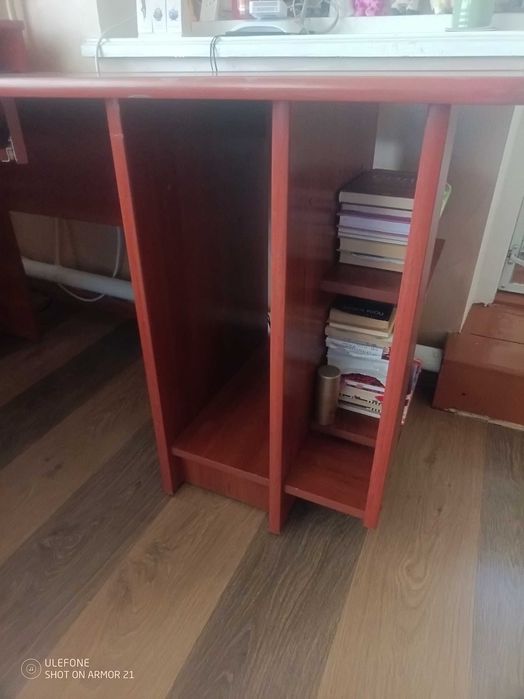 Комп'ютерний стіл