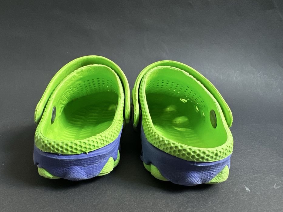 Crocs sandałki chłopięce z dwoma przypinkami rozm. 22-24