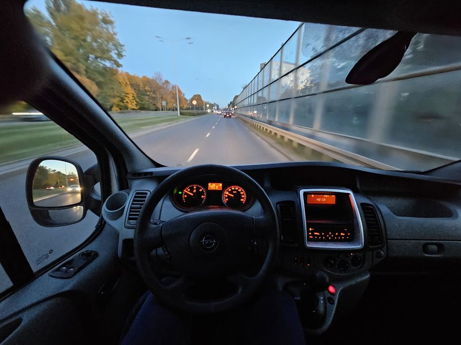 Renault trafic. Vivaro. AUTOMAT  long 2×drzwi hak klima. 2.5 diesel