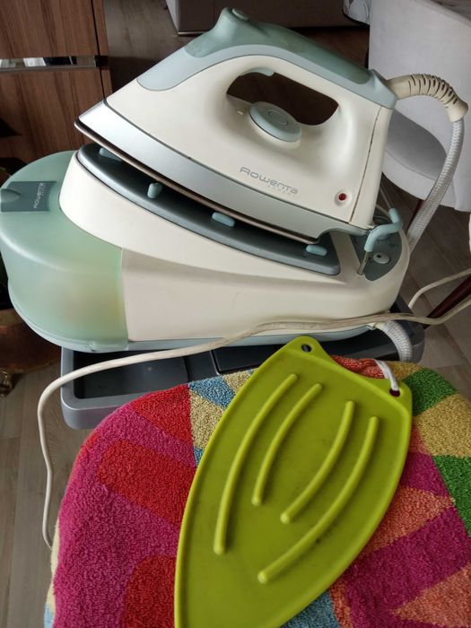 Ferro de engomar com caldeira e tábua de passar