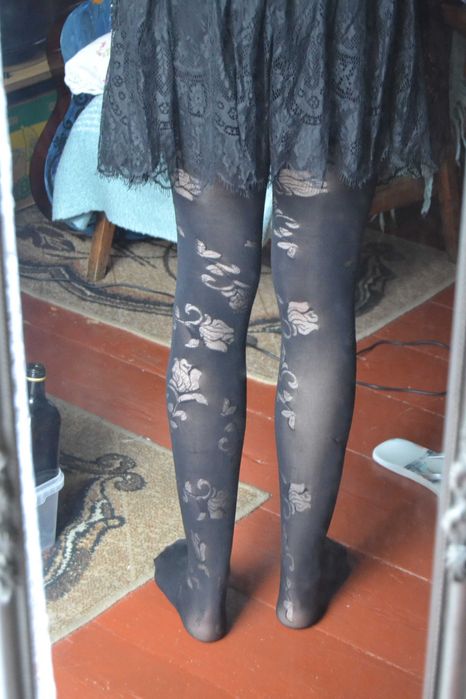 Czarne rajstopy ozdobne róże gładkie M/L dziura do naprawy