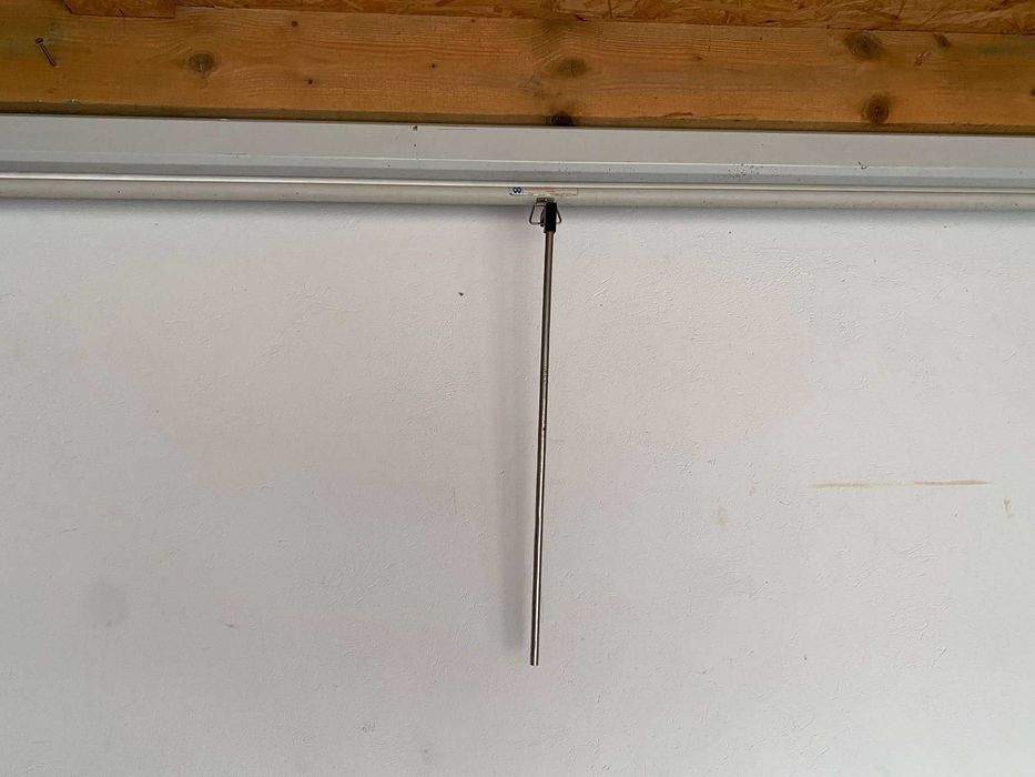 Ekran projekcyjny duży.