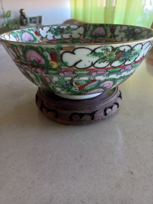 Fruteira chinesa com base em madeira