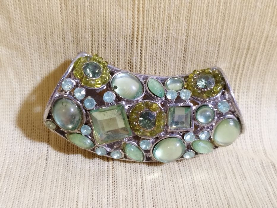 Wisiorek z zielonymi szkiełkami/ Metaloplastyka/ Nowy