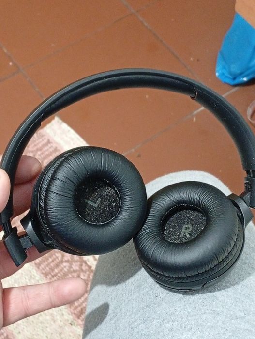 Fones sem fios Jbl a funcionar muito bem e som elevado