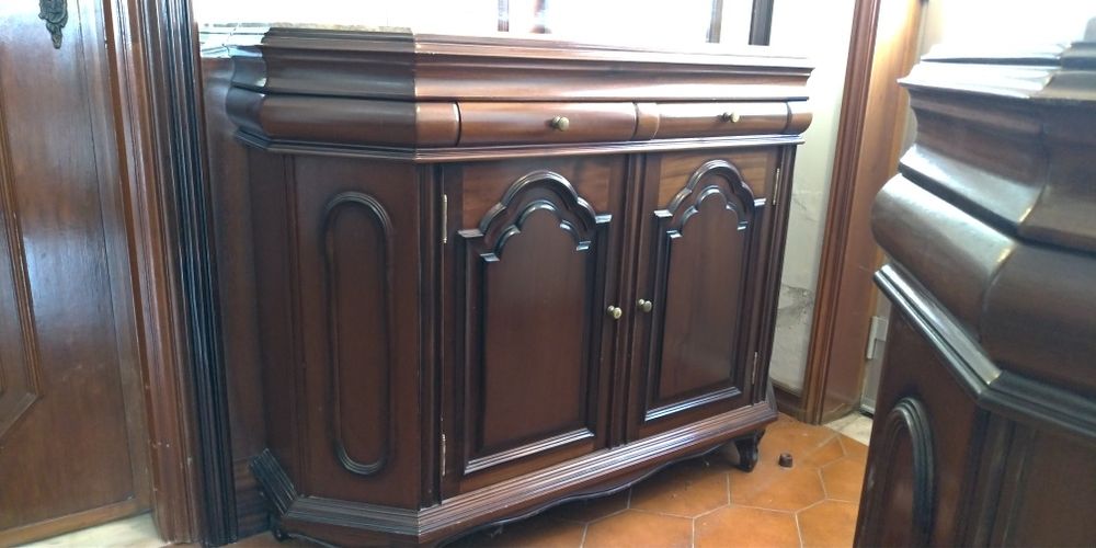 Conjunto de aparadores em nogueira com tampo em mármore e espelho