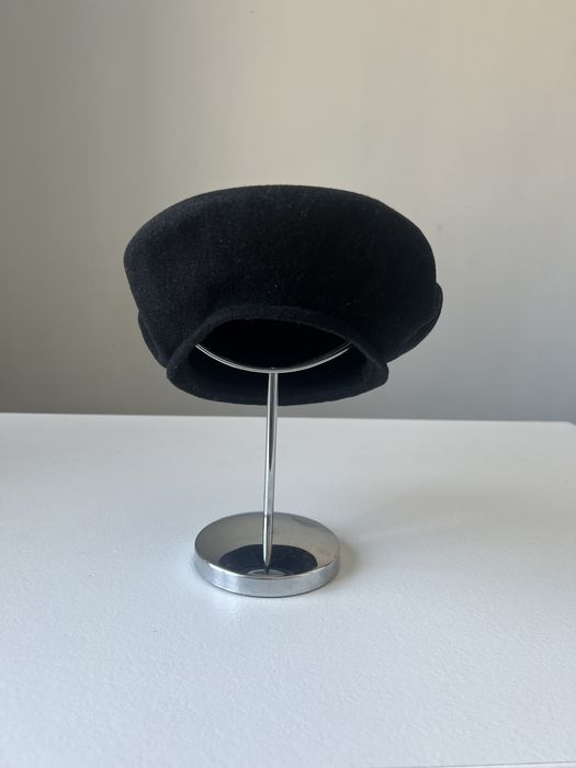 черный шерстяной берет