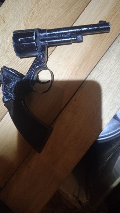 Револьвер игрушечный,не боевой