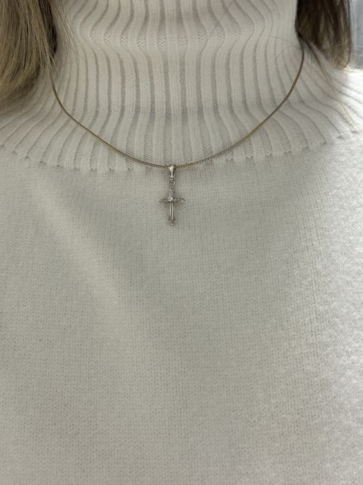 Золотой крестик с бриллиантом