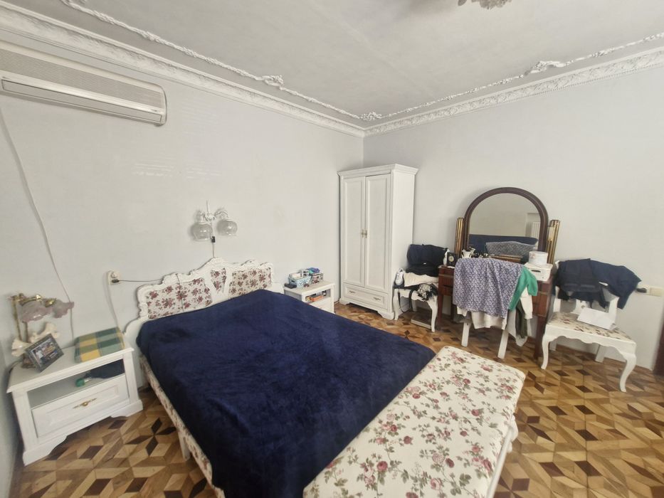 Крепкий жилой дом.