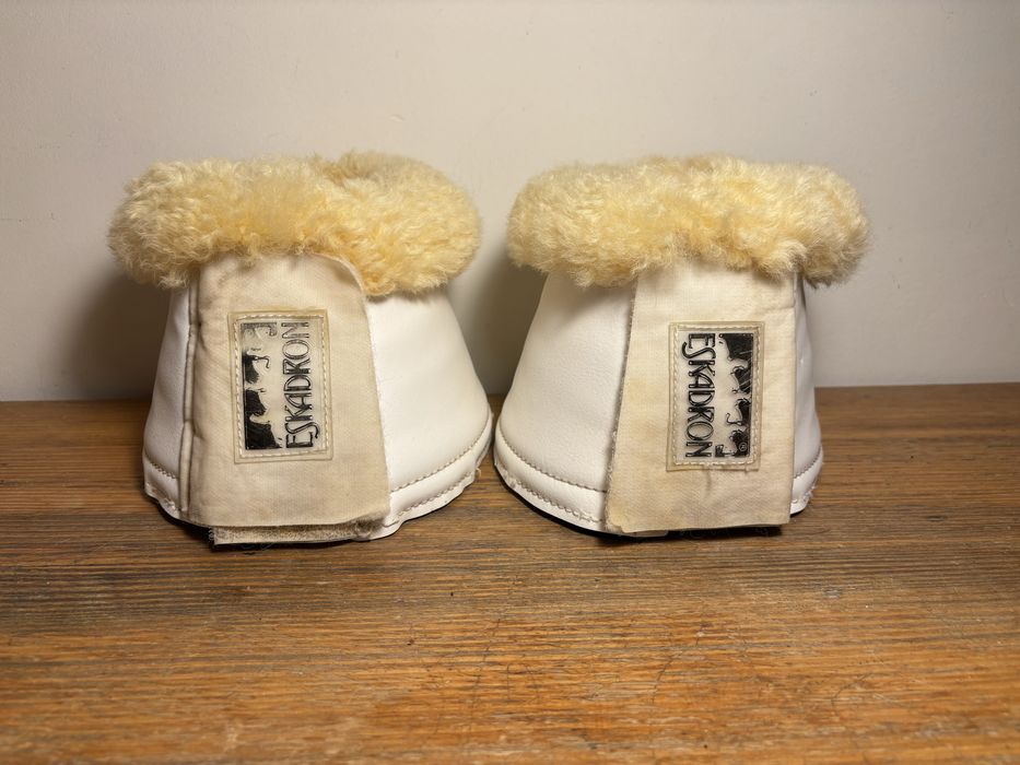 Białe Kaloszki dla konia Eskadron z futerkiem Full