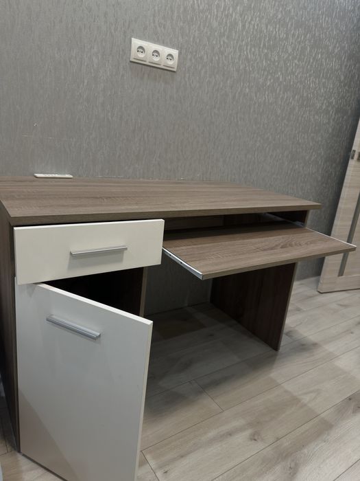 Продаж письмового столу, новий стан користувались місяць