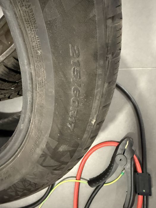 Vendo pneus 215/60/117