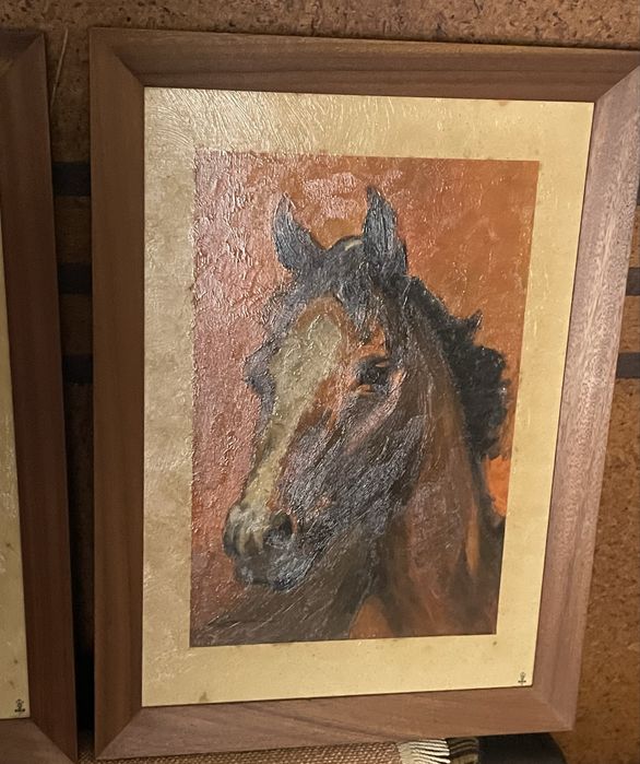 2 quadros de cavalos com moldura em madeira.