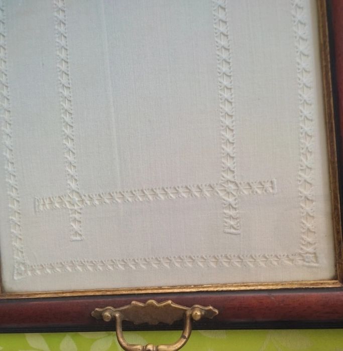 Tabuleiro com pano de linho e bordados em bainha aberta