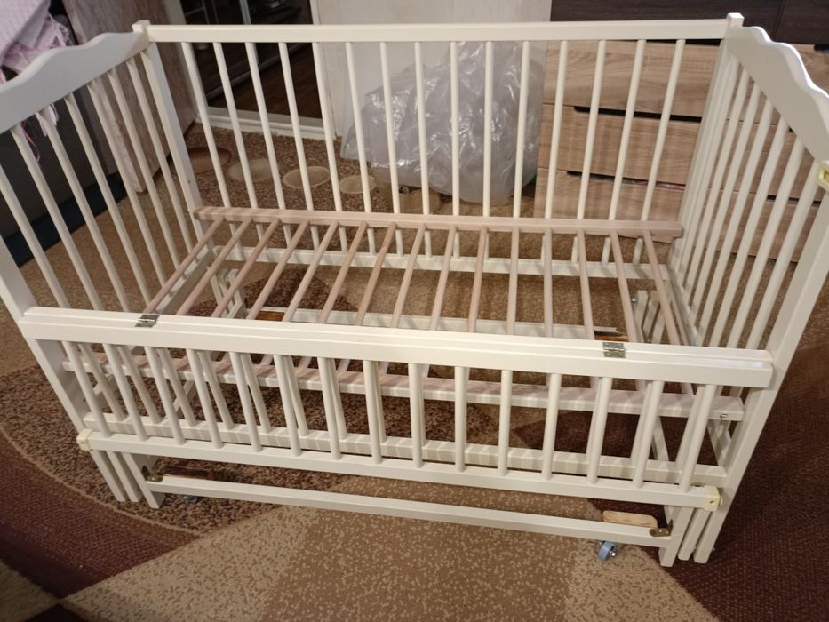 Дитяче ліжко з маятником