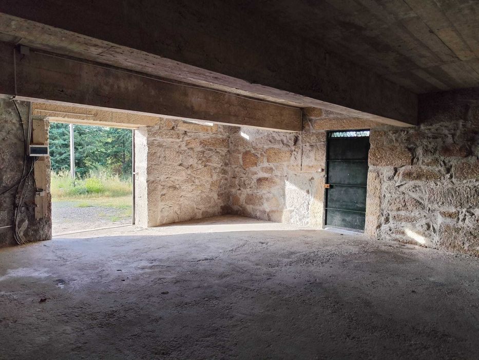 Armazém em Viseu, ótimo acesso da estrada Nacional 229
