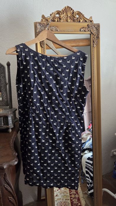 Vestido azul dos cisnes brancos