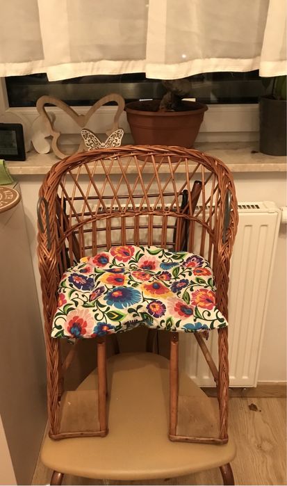 Handmade wiklinowa huśtawka niemowlęca z podnóżkiem i poduszką