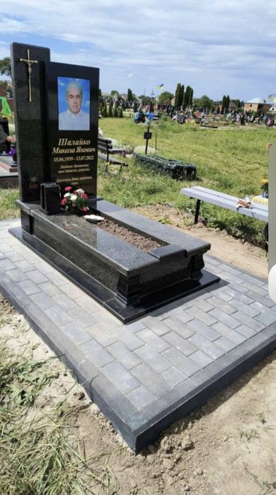 Укладання бруківкою навкруг  пам'ятників