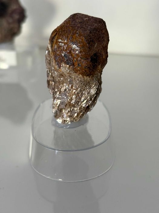 Granat w błyszczącej mice – Khit Ostrov, Karelia, Rosja [84g]