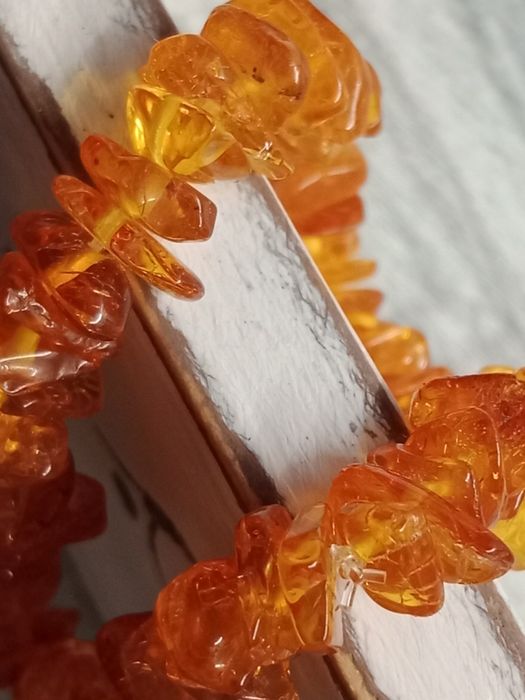 Drobna bransoletka z bursztynu na gumce bursztyn bałtycki bursztynki