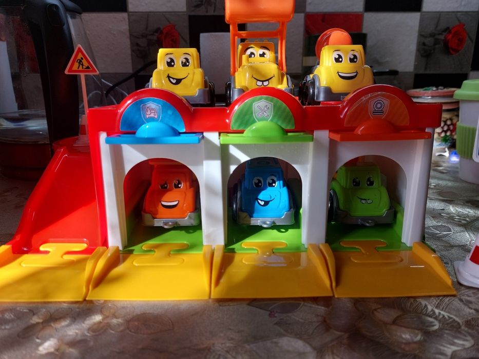 Парковка Toys для маленьких