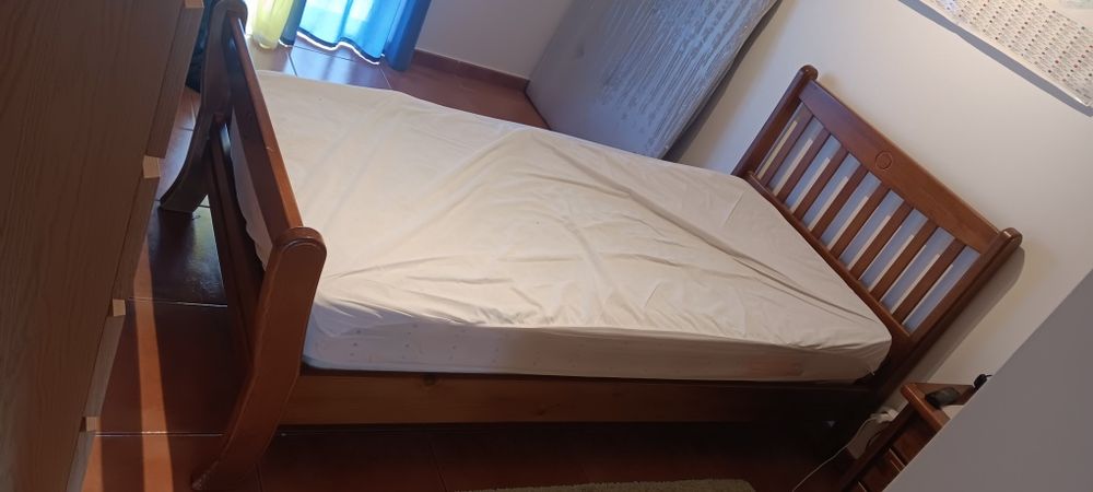 Estante de sala, camas e sofá