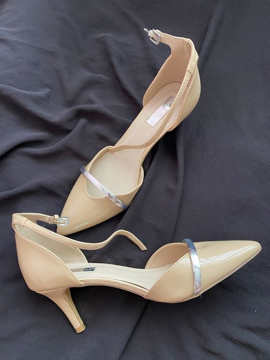 Туфлі лаковані на невеликому каблуку 6см.