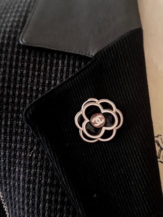 Broszka zrobiona z logowanego guzika
