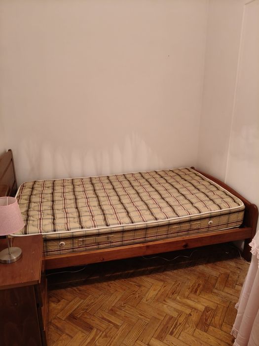 Cama individual + mesa de cabeceira