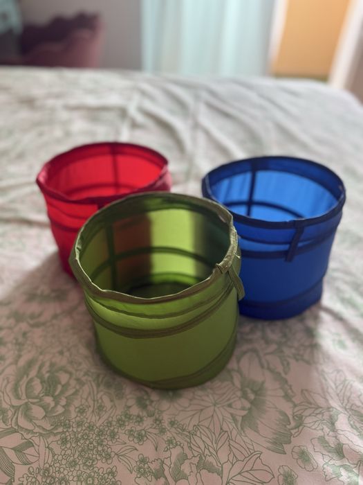 3 cestos ikea verde, azul e vermelho