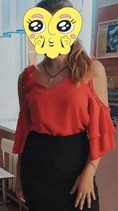 Червона жіноча блуза з відкритими плечима