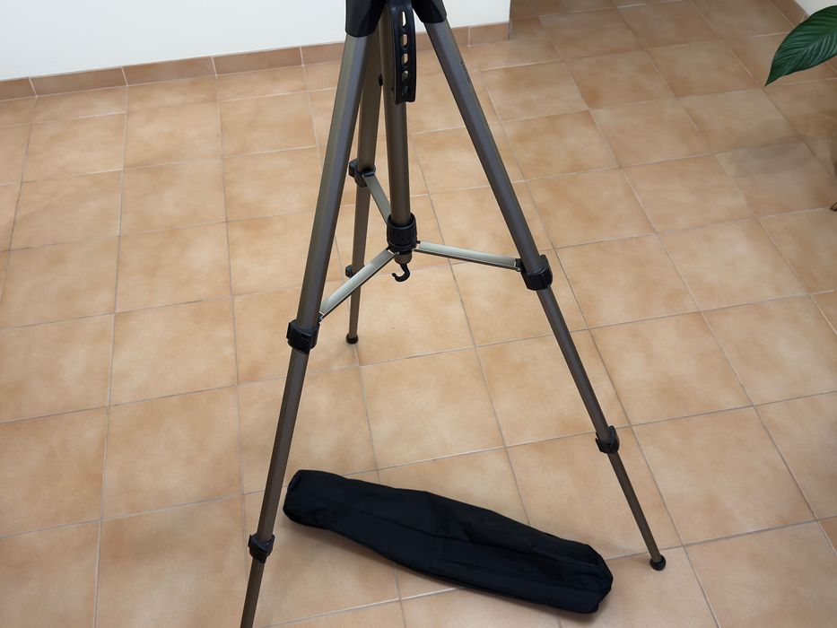 Tripé de vídeo usado em bom estado