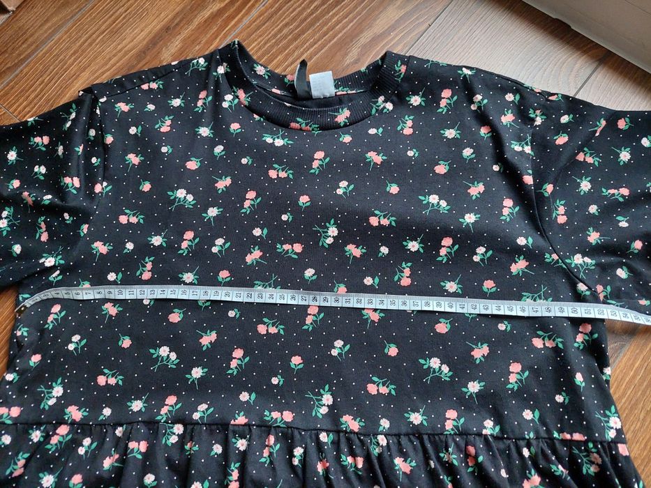 Urocza sukienka w kwiatki H&M