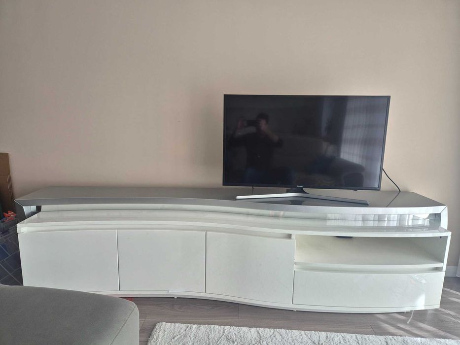 Móvel de TV com arrumação