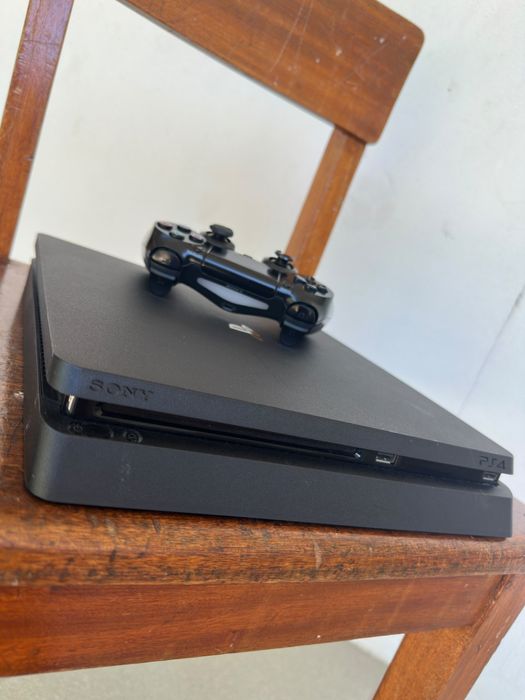 PS4 slim 500GB + 1 comando