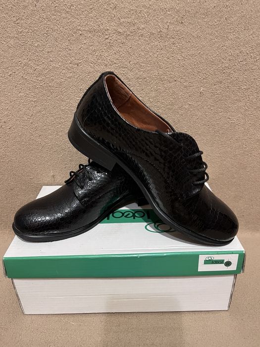 Лаковані черевики