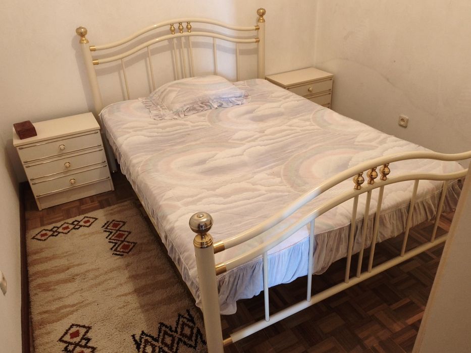 Cama, mesas de cabeceira e armário