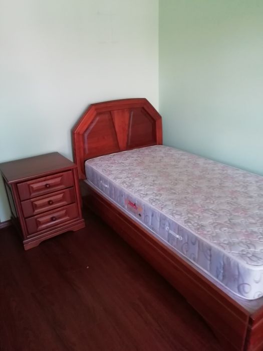 Cama e mesa de cabeceira em cerejeira cor mel
