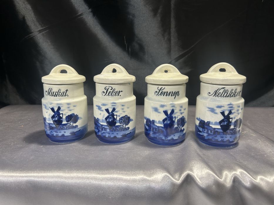 Zestaw czterech ceramicznych pojemników na przyprawy holenderski wzór