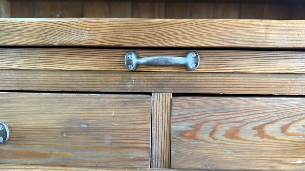 Oryginalny kredens rustykalny w kolorze orzecha