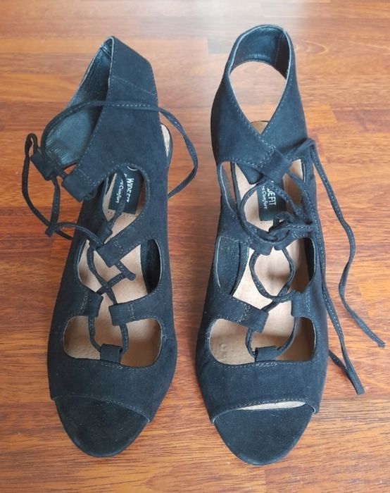 Sapatos/Sandálias pretas de camurça