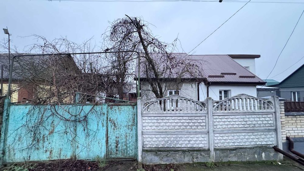 Продається хороша 1/2 частина будинку в районі Мар’янівки.