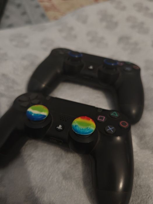 Playstation 4 com comandos e jogos