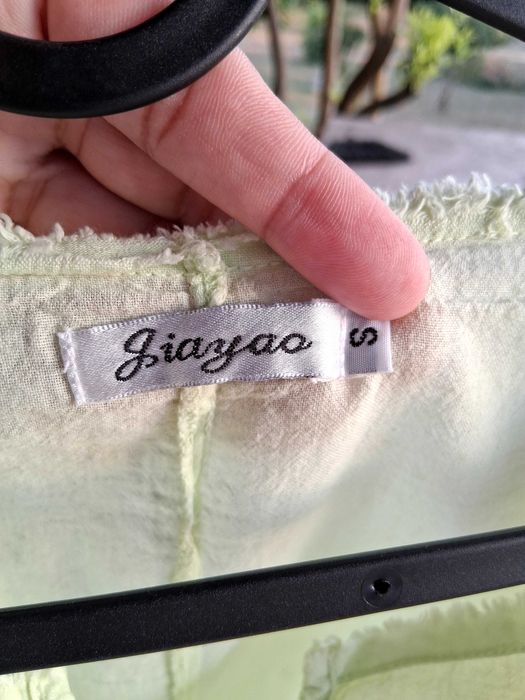 Calças largas e blusa